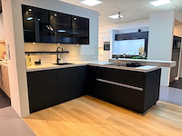 Nobilia - showroomkeuken met neff apparatuur - afbeelding 1 van  22