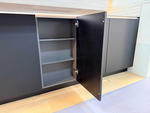 Nobilia - showroomkeuken met neff apparatuur - afbeelding 17 van  39