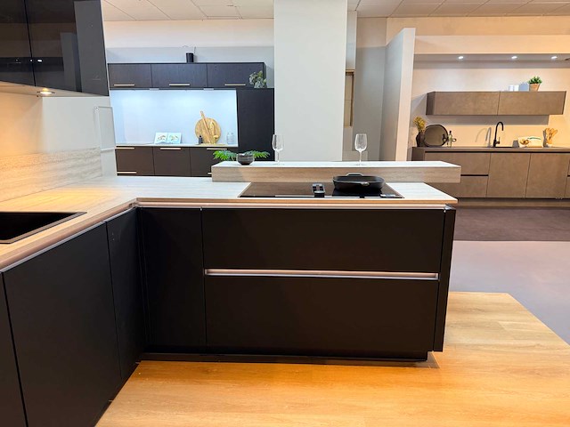 Nobilia - showroomkeuken met neff apparatuur - afbeelding 36 van  39