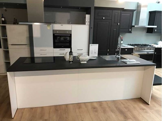 Nobilia laser mat wit eiland keuken - afbeelding 1 van  29