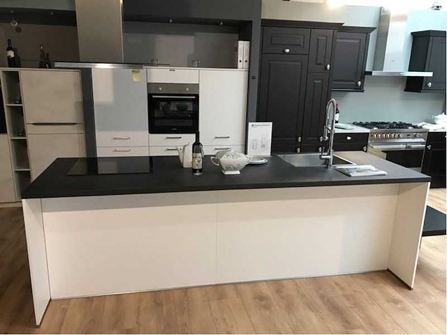 Nobilia laser mat wit eiland keuken - afbeelding 6 van  12