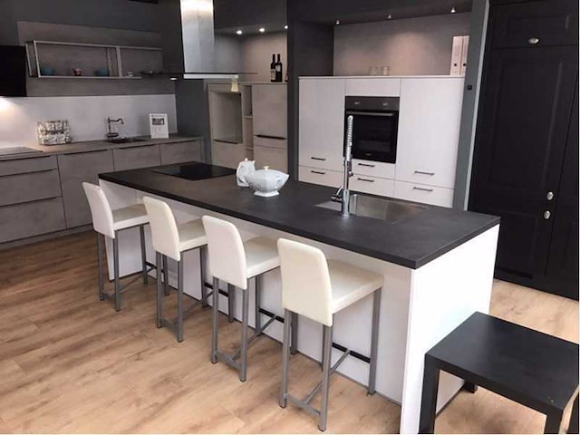 Nobilia laser mat wit eiland keuken - afbeelding 12 van  12