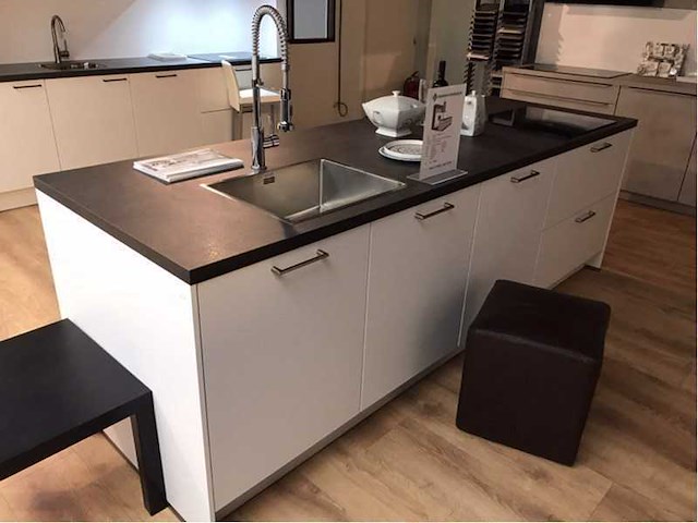 Nobilia laser mat wit eiland keuken - afbeelding 22 van  28