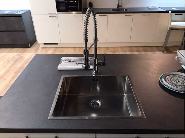 Nobilia laser mat wit eiland keuken - afbeelding 26 van  29