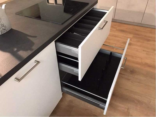 Nobilia laser mat wit eiland keuken - afbeelding 27 van  29