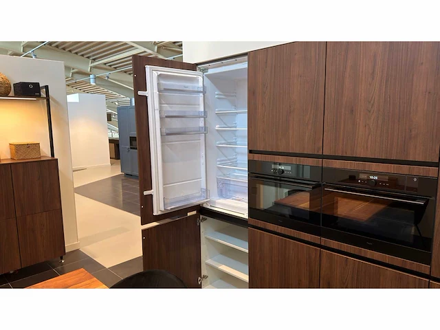 Nobilia riva/easytouch notenhout/mineraalgroen - showroom keuken - afbeelding 3 van  11