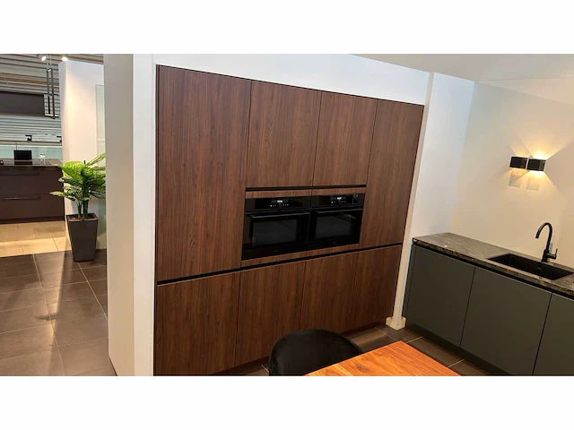 Nobilia riva/easytouch notenhout/mineraalgroen - showroom keuken - afbeelding 5 van  11