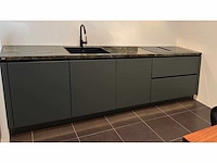 Nobilia riva/easytouch notenhout/mineraalgroen - showroom keuken - afbeelding 7 van  11