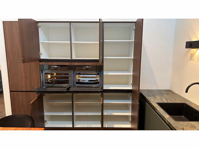 Nobilia riva/easytouch notenhout/mineraalgroen - showroom keuken - afbeelding 10 van  11