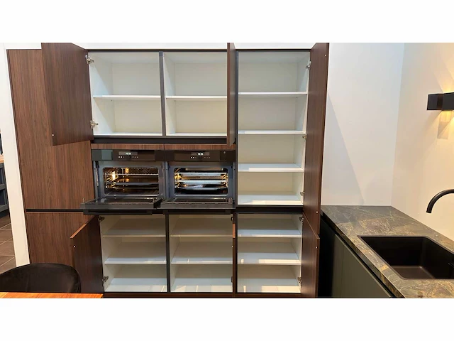 Nobilia riva/easytouch notenhout/mineraalgroen - showroom keuken - afbeelding 11 van  11