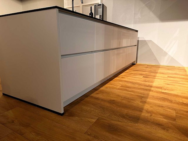 Nobilia structura eiken nero met wit eiland keuken - afbeelding 6 van  19