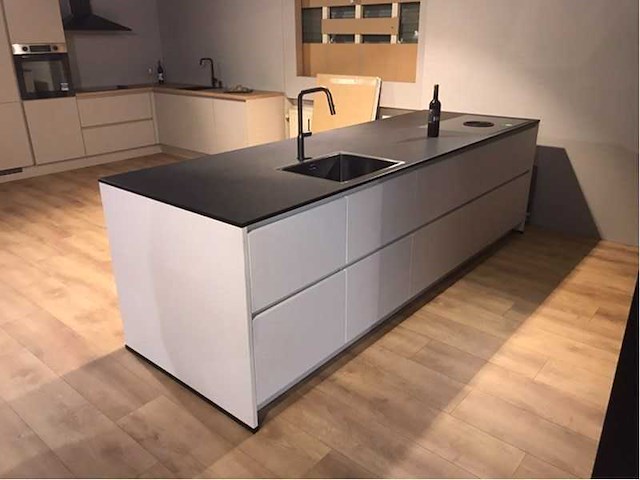 Nobilia structura eiken nero met wit eiland keuken - afbeelding 7 van  19