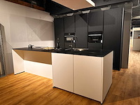 Nobilia structura eiken nero met wit eiland keuken - afbeelding 13 van  19