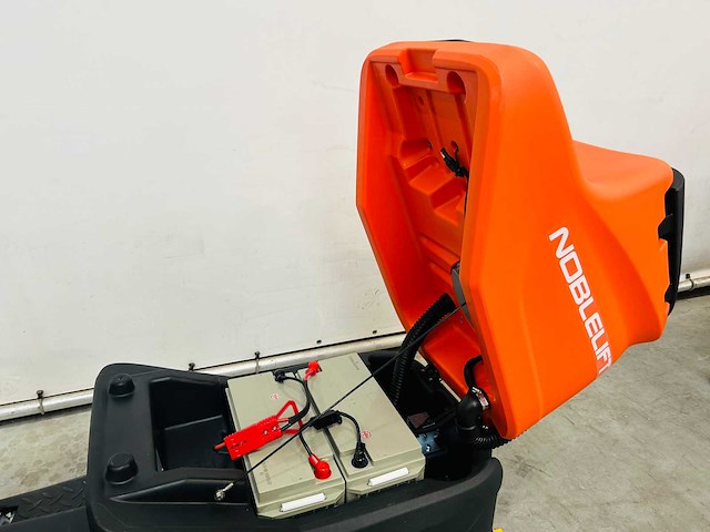 Noblelift - 2025 - nr530 - zit schrobmachine - afbeelding 7 van  16