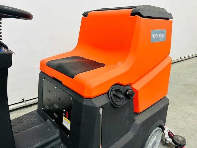 Noblelift - 2025 - nr810 - zit schrobmachine - afbeelding 11 van  12