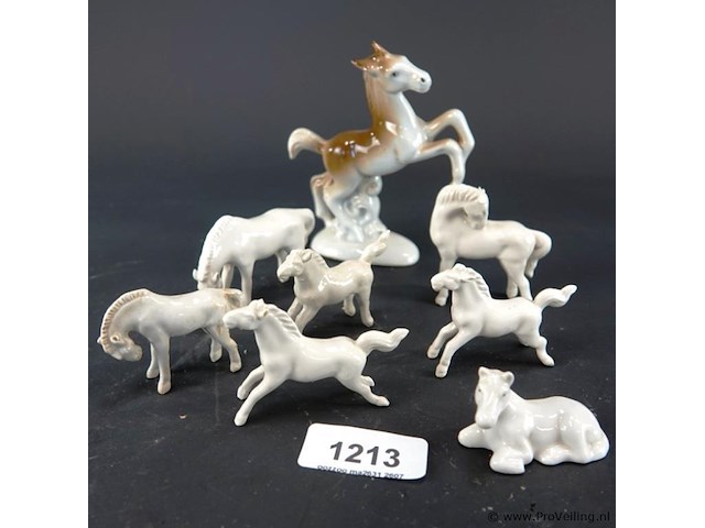 Nog een kudde porseleinen paarden - afbeelding 1 van  5
