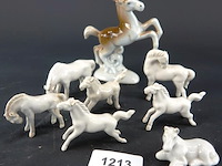 Nog een kudde porseleinen paarden - afbeelding 1 van  5