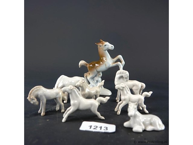 Nog een kudde porseleinen paarden - afbeelding 2 van  5