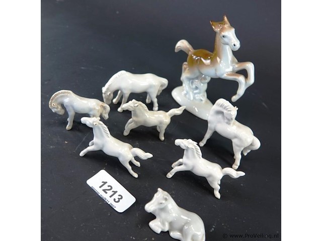 Nog een kudde porseleinen paarden - afbeelding 3 van  5