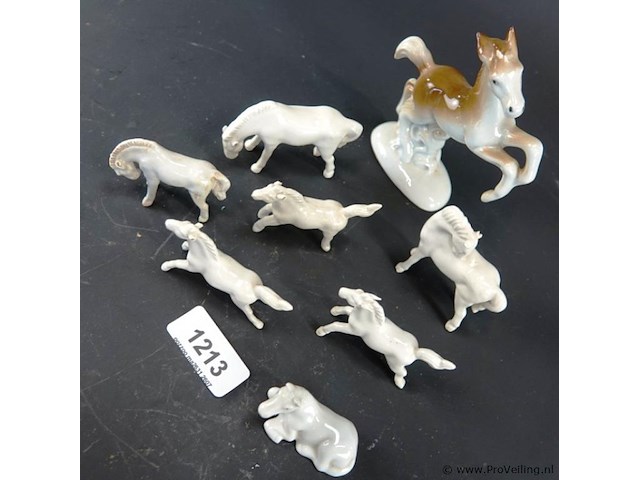 Nog een kudde porseleinen paarden - afbeelding 4 van  5