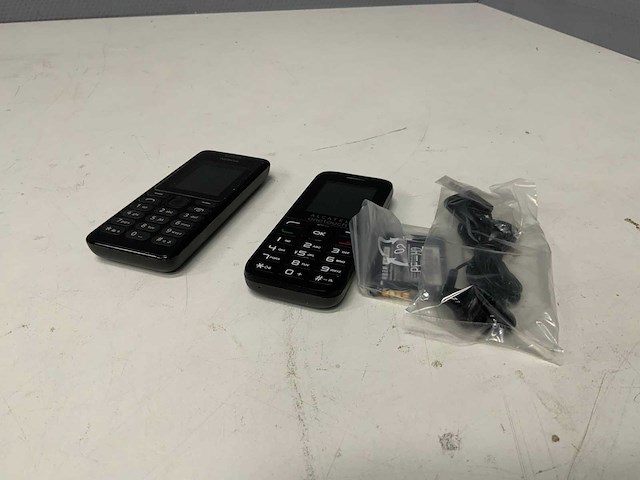 Nokia 108 / alcatel one toutch mobiele telefoon (2x) - afbeelding 1 van  6