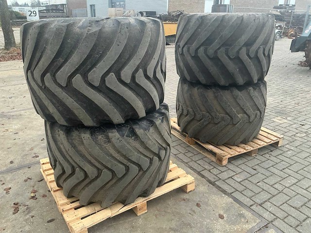 Nokian excavator bandenset voor graafmachine - afbeelding 1 van  9