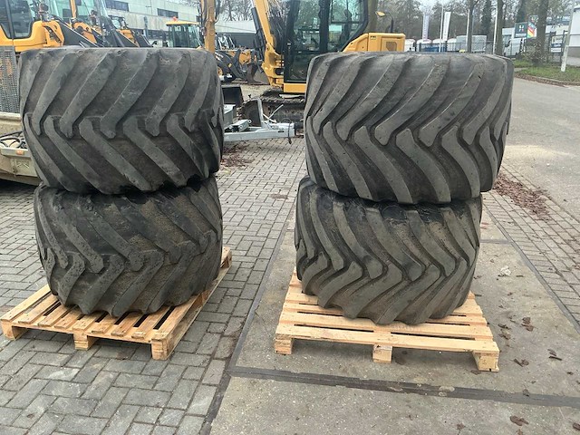 Nokian excavator bandenset voor graafmachine - afbeelding 2 van  9