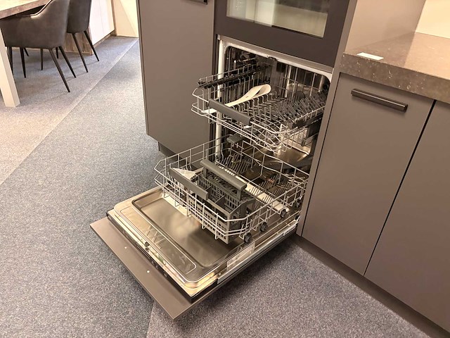 Nolte - showroomkeuken met aeg apparatuur - afbeelding 3 van  18