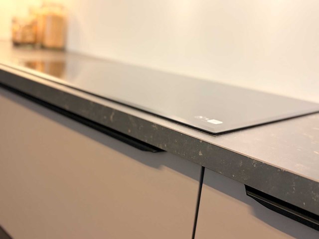 Nolte - showroomkeuken met aeg/samsung apparatuur - afbeelding 12 van  21