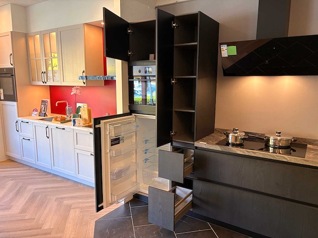 Nolte - showroomkeuken met electrolux apparatuur - afbeelding 7 van  20