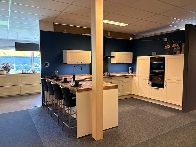 Nolte - showroomkeuken met electrolux/aeg apparatuur - afbeelding 1 van  22