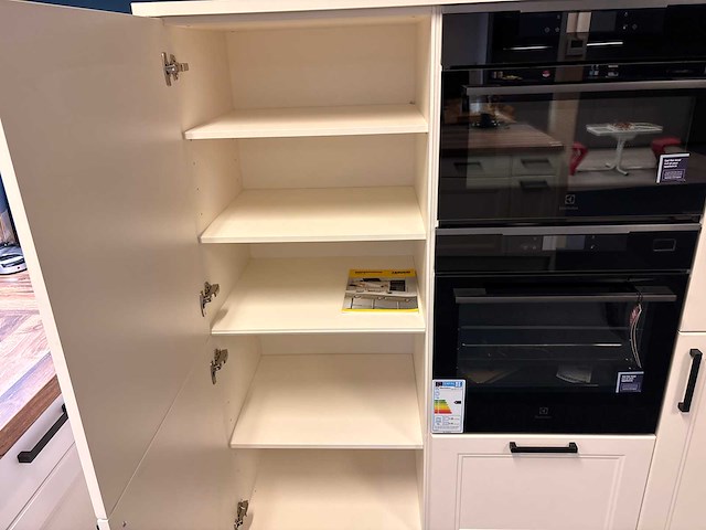 Nolte - showroomkeuken met electrolux/aeg apparatuur - afbeelding 15 van  22
