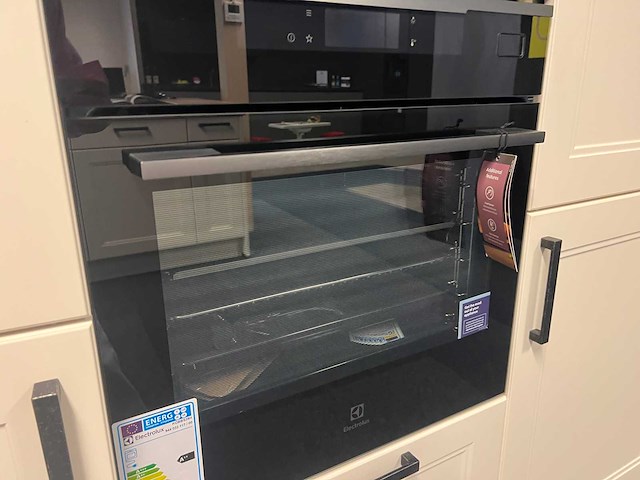 Nolte - showroomkeuken met electrolux/aeg apparatuur - afbeelding 20 van  22