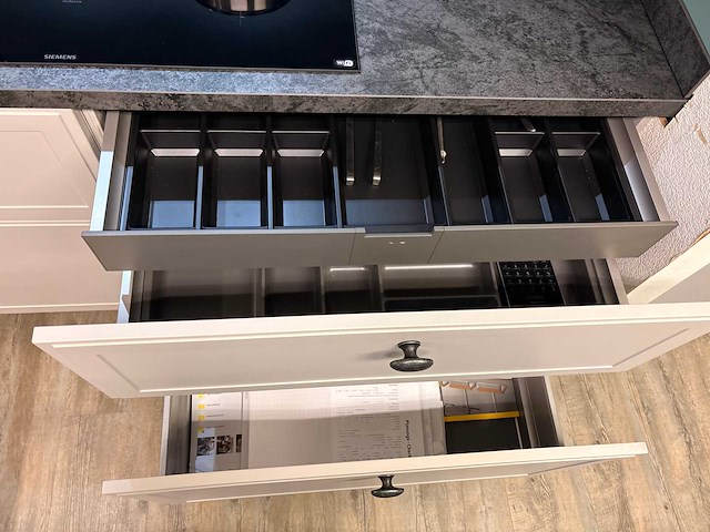 Nolte - showroomkeuken met siemens studioline apparatuur - afbeelding 13 van  24