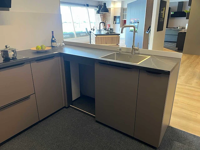 Nolte - soft lack magma - showroomkeuken met apparatuur - afbeelding 12 van  22