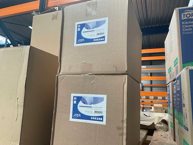 Nonwoven 40mtr x 23cm doos á 12 stuks handdoekrol (2x) - afbeelding 2 van  2