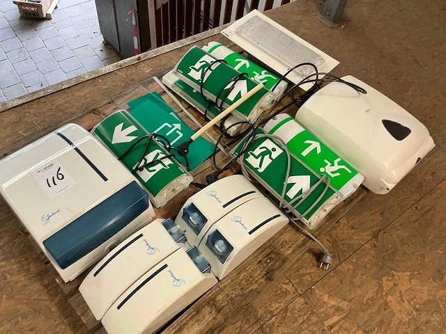 Noodverlichting en zeepdispenser - afbeelding 1 van  4