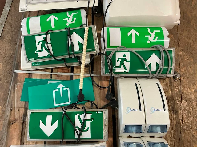 Noodverlichting en zeepdispenser - afbeelding 2 van  4