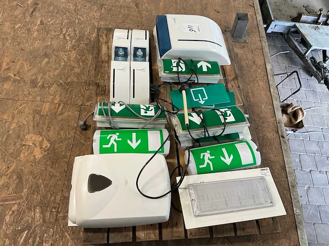 Noodverlichting en zeepdispenser - afbeelding 4 van  4