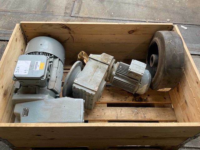 Nord elektromotor met reductiekast (2x) - afbeelding 1 van  2