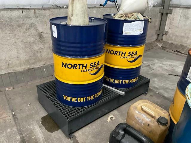 North sea hydra power plus 46 olielekbak met 2 vaten olie - afbeelding 5 van  7
