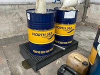 North sea hydra power plus 46 olielekbak met 2 vaten olie