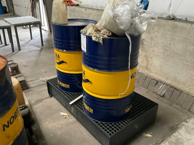 North sea hydra power plus 46 olielekbak met 2 vaten olie - afbeelding 2 van  7