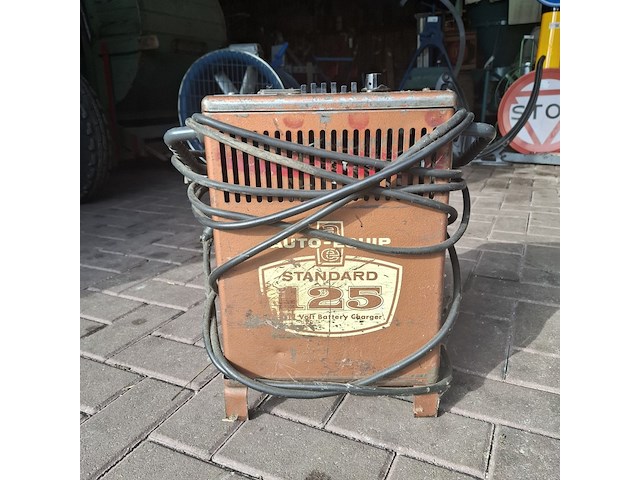 Nostalgische acculader auto equipe , standard 125 - afbeelding 1 van  5