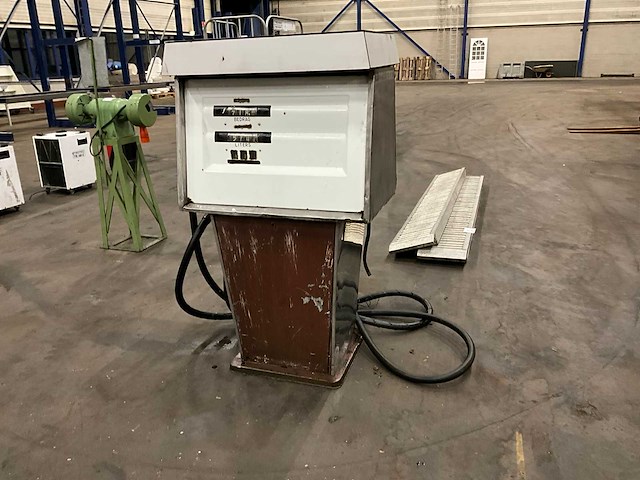 Nostalgische benzinepomp - afbeelding 3 van  4