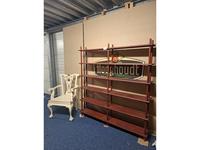 Nostalgische boekenkast en stoel - afbeelding 1 van  4