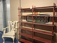 Nostalgische boekenkast en stoel - afbeelding 1 van  4