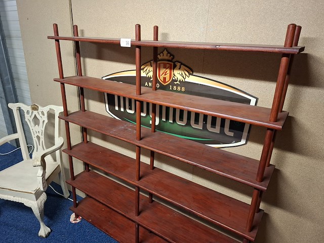 Nostalgische boekenkast en stoel - afbeelding 2 van  4