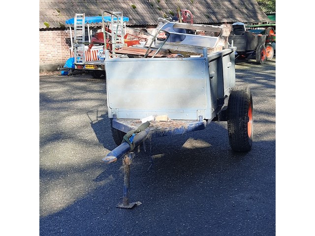 Nostalgische kiepkar met inhoud - afbeelding 1 van  10