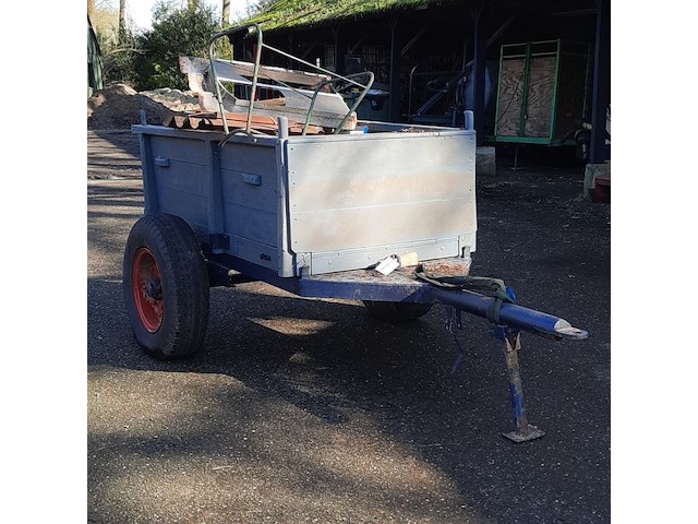 Nostalgische kiepkar met inhoud - afbeelding 3 van  10